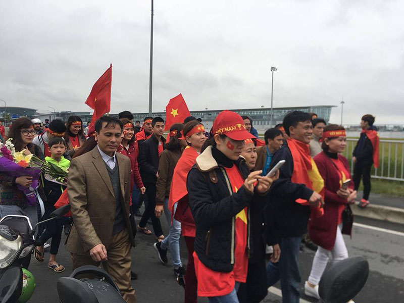 Mẹ Tiến Dũng và bố Quang Hải nói gì khi ra đón con trai?